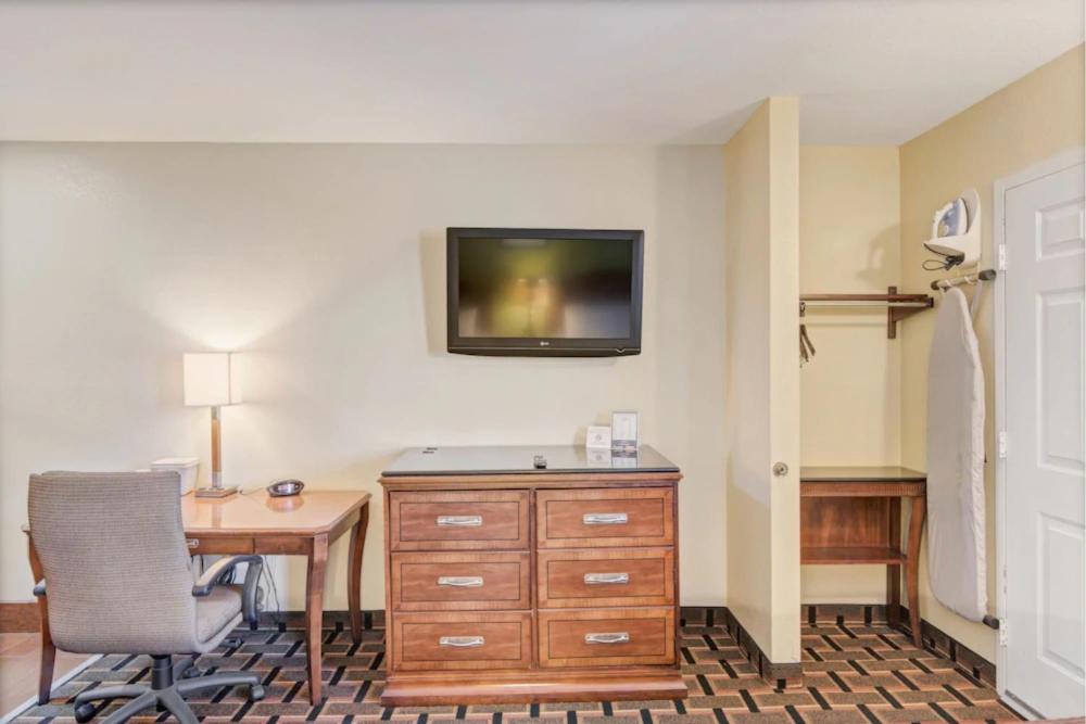 King Room - Non-Smoking at Savannah Garden Hotel, photo 4
